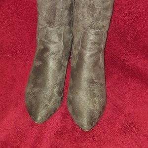 Ladies knee-high boots